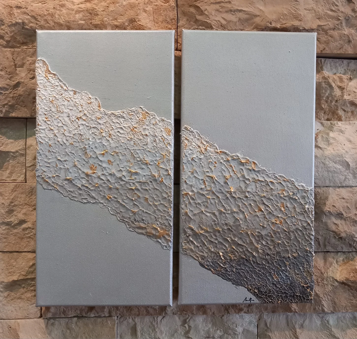 Two grey panels crossed by a textured silver and gold band